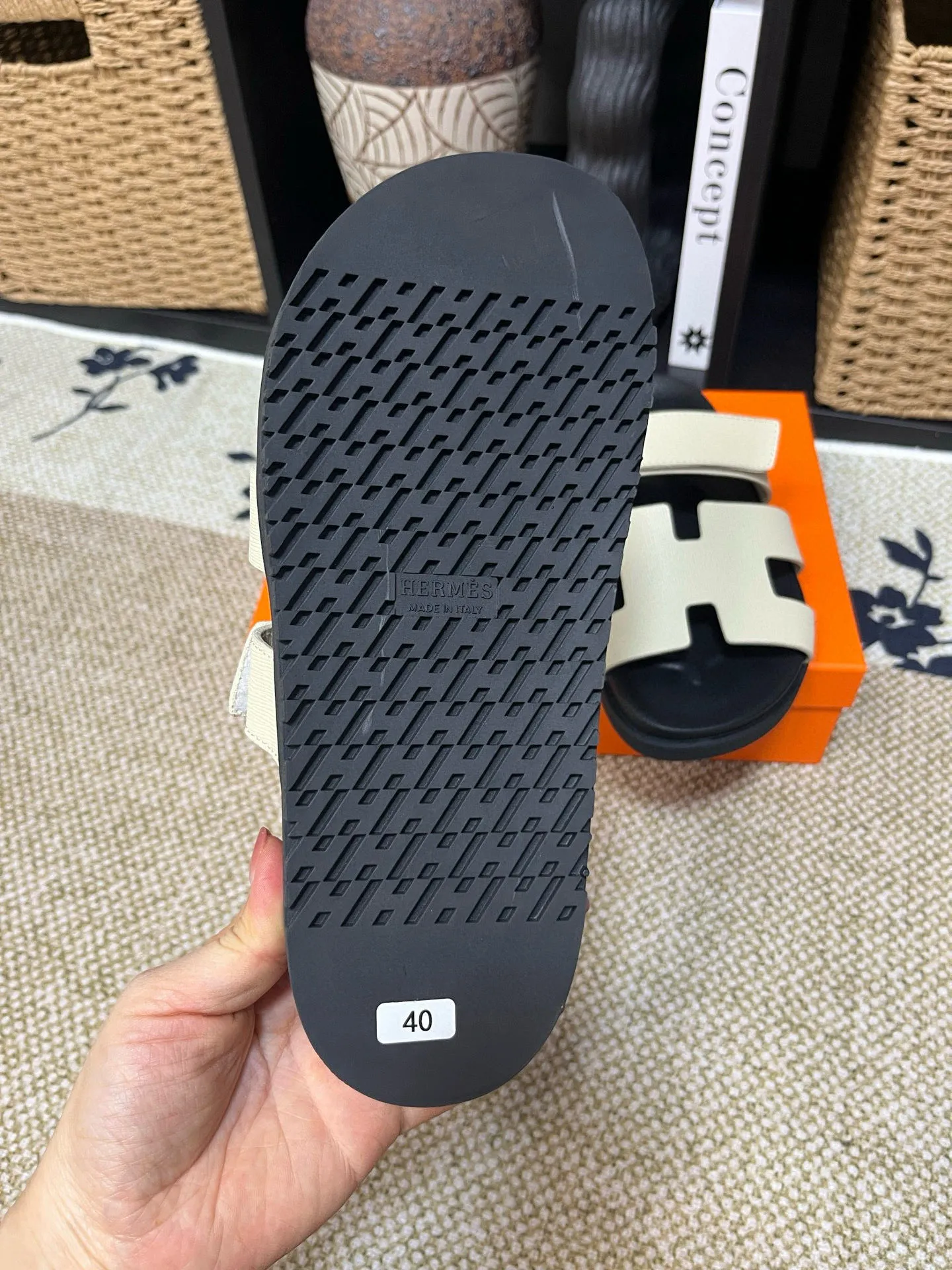 Factory price: 340💰Long-term availability Hermes men's Kazimir slippers for couples - top quality, Hermès woven calfskin functional sandals. The interwoven upper inspired by the "H" iconic pattern creates a casual look, which can be said to be a good companion for summer. Imported cowhide + cowhide lining + TU men's shoes💰Outsole Size: 35-46